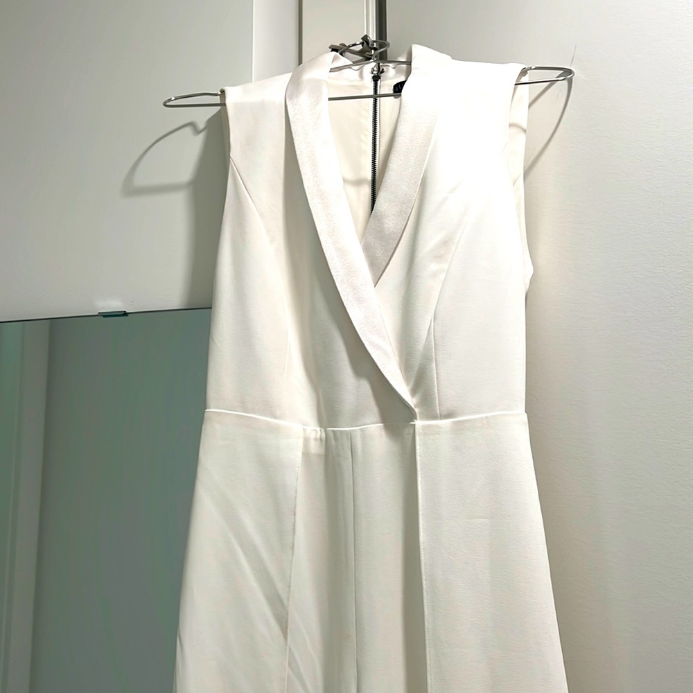 Alice and Olivia white tuxedo style sleeveless jumpsuit size 0 white NW/OT